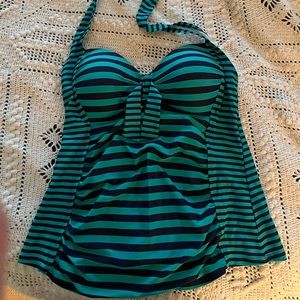 Merona size large green and navy tankini top wirefree